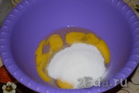 В глубокую миску разбиваем яйца, насыпаем сахар и с помощью вилки перемешиваем ингредиенты до однородности.