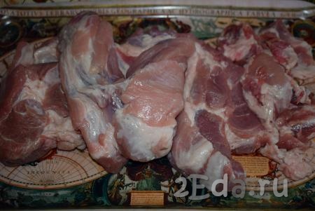 Свинину промыть под холодной водой, убрать грубые пленки. Обсушить мясо при помощи бумажных полотенец и нарезать на кусочки, которые будут легко проходить в мясорубку.
