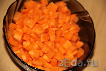 Морковь очистить и нарезать на кубики.