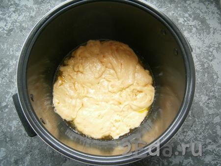 Далее прямо в сироп с апельсинами выложить подготовленное тесто.