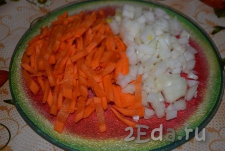 Нарежем лук на мелкие кубики, а морковь - тоненькой соломкой.