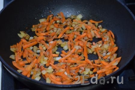 В сковороде разогреем растительное и сливочное масло, затем добавим в сковороду нарезанные овощи и обжарим их, помешивая, до полуготовности на среднем огне (в течение 7-8 минут).