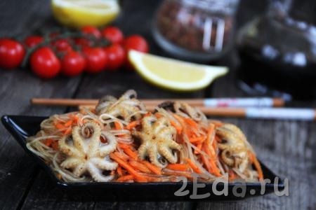 Яркий, вкусный и в меру острый салат из свежемороженных осьминогов с фунчозой и морковью обязательно оценят все любители морепродуктов. 