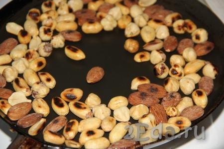 Орехи обжарить на сухой сковороде, помешивая (или подсушить в духовке).