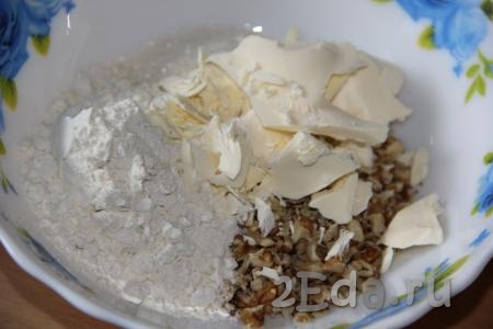 Для приготовления орехового штрейзеля (посыпки) для булочек с джемом, нужно соединить грецкие орехи, порубленные ножом, сахар, муку и холодное масло, нарезанное на кусочки.