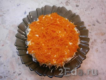 На сыр, смазанный майонезом, выложить вареную морковку, натертую на крупной терке. Морковь немного присолить.