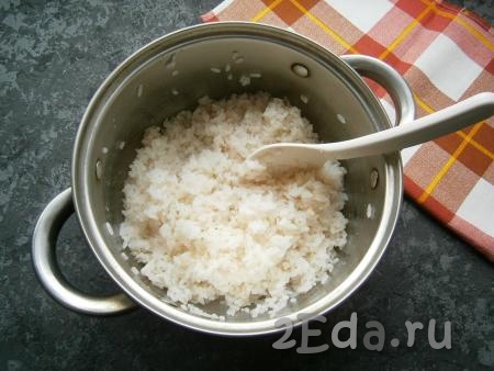 Готовый теплый рис полить заправкой и перемешать его ложкой, начиная от краев и переходя к центру кастрюли (так заправка равномерно смешается с рисом).