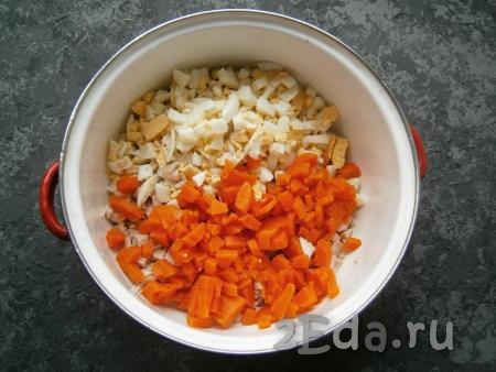 Добавить нарезанную небольшими кубиками отварную морковку и рубленные вареные яйца.