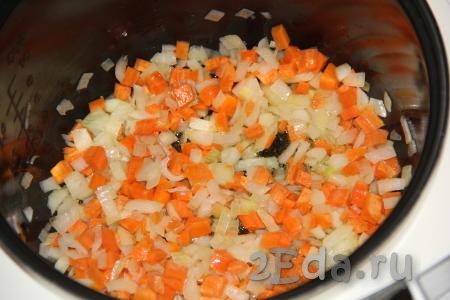 На режиме "Жарка" обжарить морковку и лук в течение 5-7 минут, иногда помешивая.