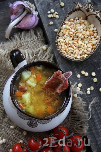 Вот такой красивый, ароматный и очень вкусный гороховый суп, приготовленный с копчеными ребрами в мультиварке, получился, к столу подаём в горячем виде.