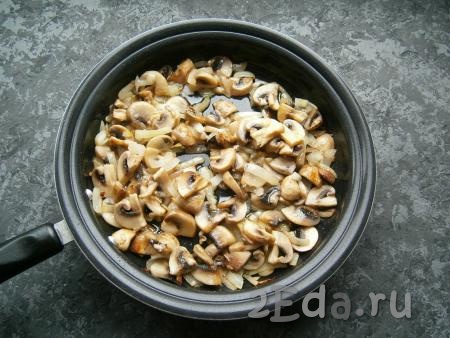 К нарезанным грибам добавить мелко нарезанный лук, обжарить, иногда помешивая, до легкой золотистости.