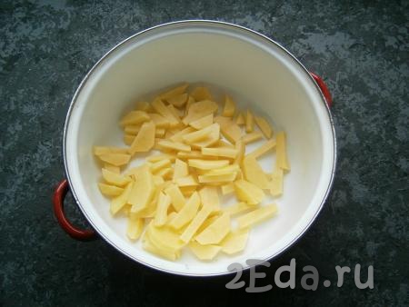 Картофель и лук очистить. Нарезать картошку в кастрюлю небольшими кусочками, залить водой, поставить на огонь, посолить после закипания и варить минут 15 на небольшом огне.