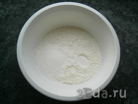 Сливочное масло заранее поместить в морозилку. Для приготовления песочной крошки в миску просеять муку с разрыхлителем, всыпать сахар, соль, перемешать.