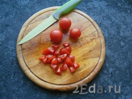 Помидоры черри нарезать на 4-6 частей (обычные помидоры режьте средними кусочками).