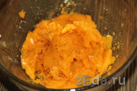 Для приготовления морковного слоя нужно вареную морковь пробить погружным блендером в пюре.