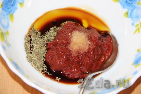 К томатной пасте добавить соевый соус и растительное масло.