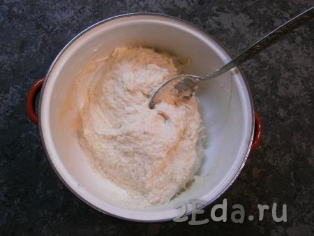 Перемешать получившуюся смесь ложкой, замешивая вязкое и тянущееся тесто.