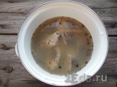 Кастрюлю с кусочками толстолобика в маринаде сверху накройте тарелкой, чтобы рыба была полностью покрыта жидкостью. Уберите в холодильник на двое суток.