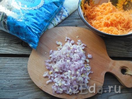Очистите репчатый лук и морковь, лук нарежьте мелкими кубиками, а морковь натрите на терке.