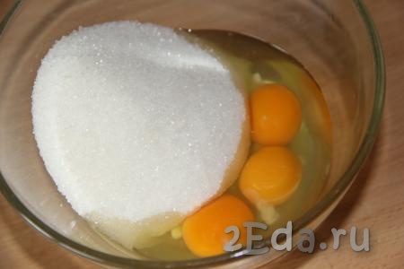 Для приготовления теста к яйцам всыпать сахар.