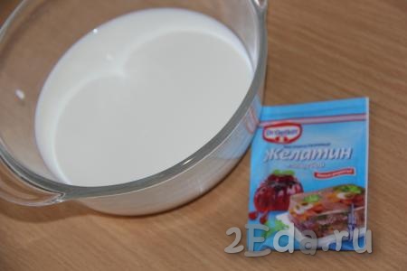 В холодное молоко всыпать желатин и оставить минут на 15-20 для набухания.