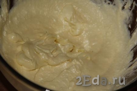 Взбить творожно-масляный крем до однородного и гладкого состояния, затем поставить на час в холодильник.