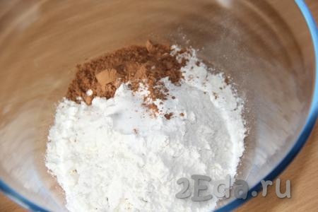 Муку просеять в миску, затем добавить соду, соль, разрыхлитель, какао и ванильный сахар.