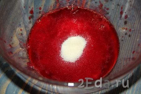 В сок от ягод, который образовался в процессе протирания смородины через сито, добавить желатин, перемешать и отставить в сторону минут на 15.