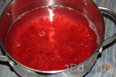 Жмых от ягод, оставшийся в сите, выложить в кастрюлю и залить водой. 