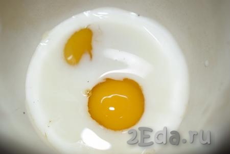 Далее смешиваем яйцо и молоко и взбиваем вилкой до однородности.