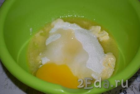 Замесим дрожжевое тесто на кефире, для этого в миску кладем размягченное сливочное масло, добавляем сахар, яйцо и наливаем растительное масло.