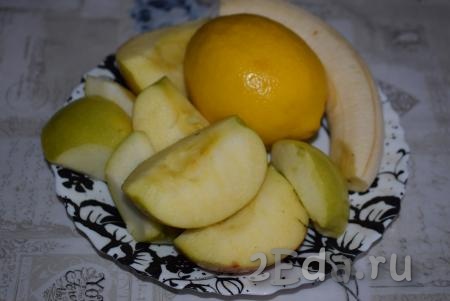 Пока наше тесто поднимается, приготовим начинку и карамельный соус. Я в начинку к яблокам добавила банан, но можно обойтись и без него. Для приготовления начинки очистим банан от кожуры и нарежем яблоки на дольки. С лимона и апельсина снимем цедру.