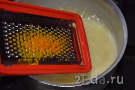 Ставим кастрюльку на небольшой огонь и варим, постоянно помешивая, до загустения (минут 5-7 с момента закипания), к соусу можно добавить 1 чайную ложку цедры апельсина.