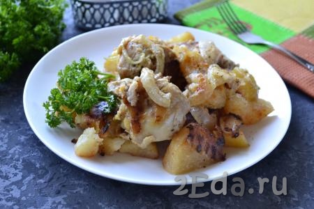 Безумно вкусную и ароматную курицу, запеченную с картошкой и луком в духовке, сразу же подавайте к столу.