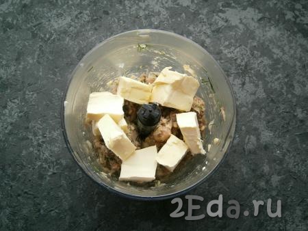 Добавить нарезанный кусочками плавленный сыр и зелень укропа. Измельчить до мелких кусочков, затем добавить кусочки немного размягченного сливочного масла.