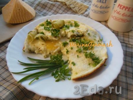 Яичница с сыром и солеными огурцами